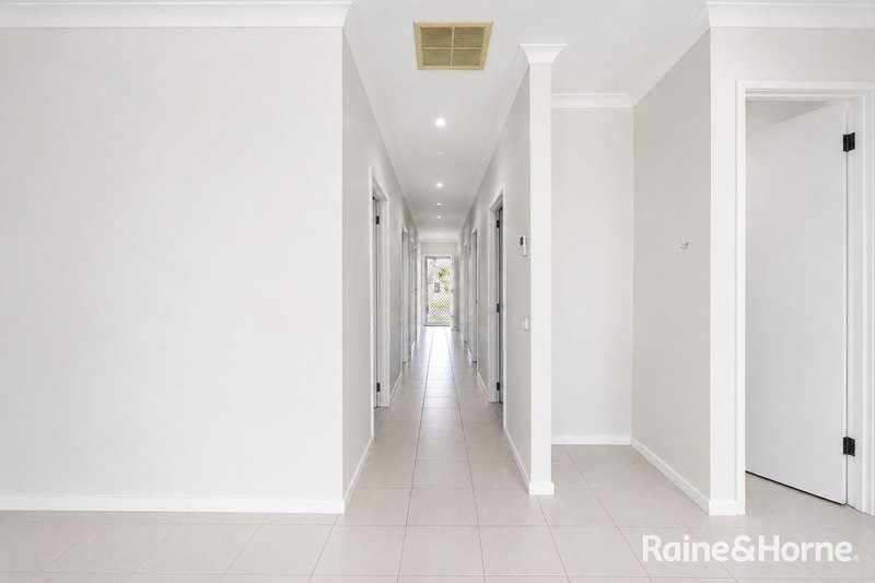 Photo - 5 Healesville Loop, Craigieburn VIC 3064 - Image 4