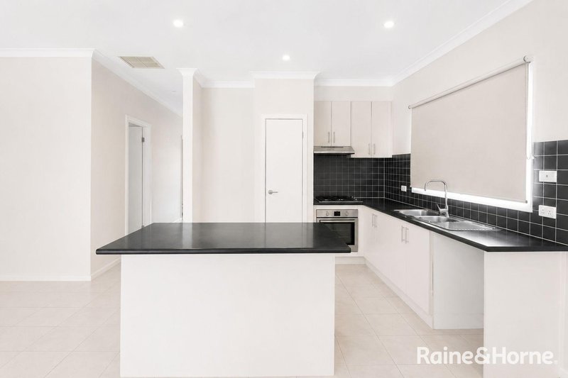 Photo - 5 Healesville Loop, Craigieburn VIC 3064 - Image 6