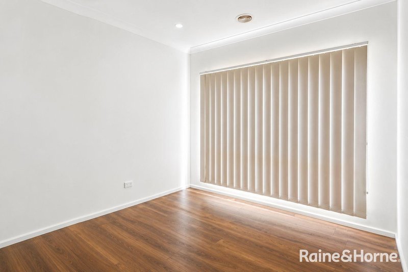 Photo - 5 Healesville Loop, Craigieburn VIC 3064 - Image 7