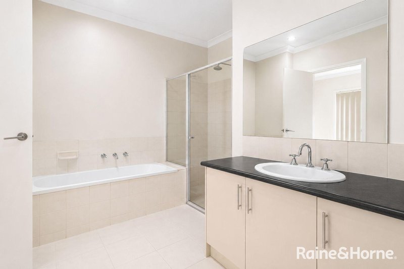Photo - 5 Healesville Loop, Craigieburn VIC 3064 - Image 8