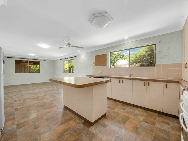 Photo - 5 Helen Crescent, Wurdong Heights QLD 4680 - Image 4