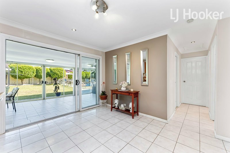 Photo - 5 Hendra Close, St Johns Park NSW 2176 - Image 9