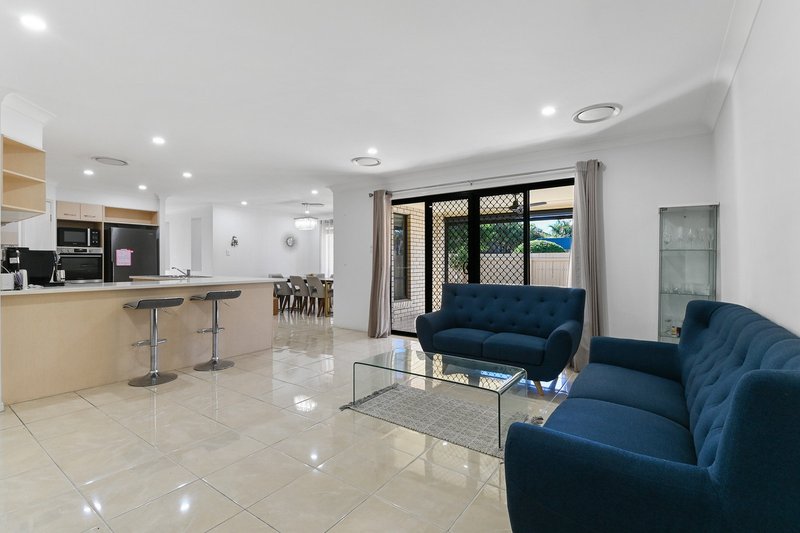 Photo - 5 Highbridge Circuit, Carseldine QLD 4034 - Image 2