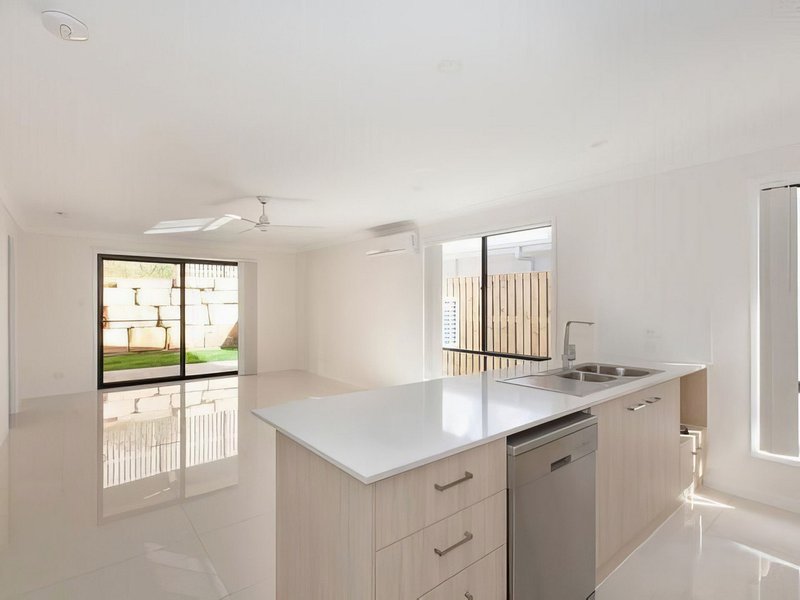 Photo - 5 Hill Drive, Pimpama QLD 4209 - Image 2