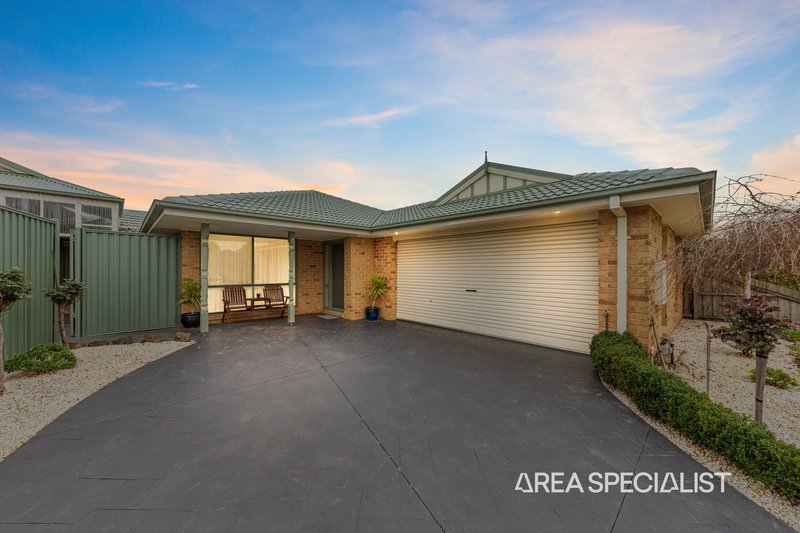 Photo - 5 Hillston Court, Narre Warren South VIC 3805 - Image 2