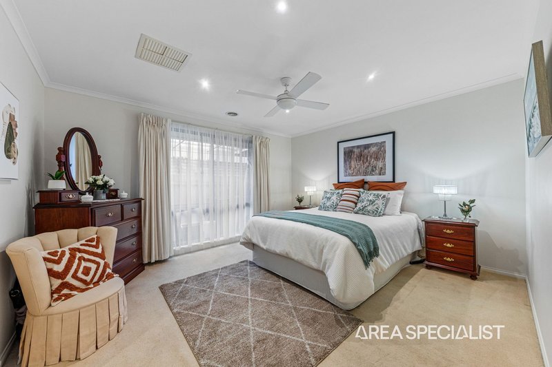 Photo - 5 Hillston Court, Narre Warren South VIC 3805 - Image 4