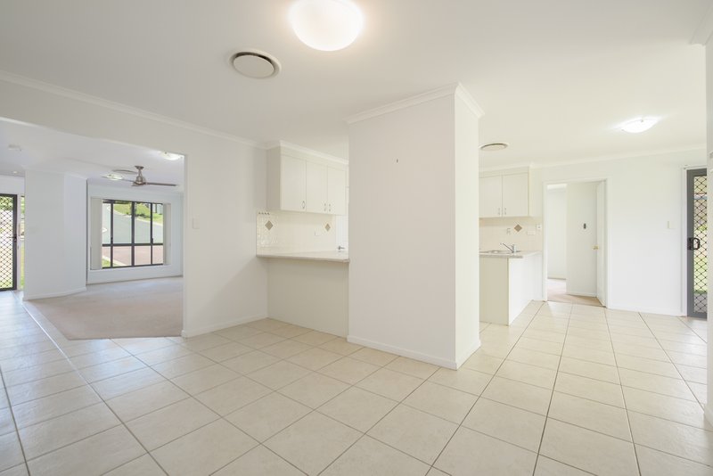 Photo - 5 Hillview Place, New Auckland QLD 4680 - Image 4