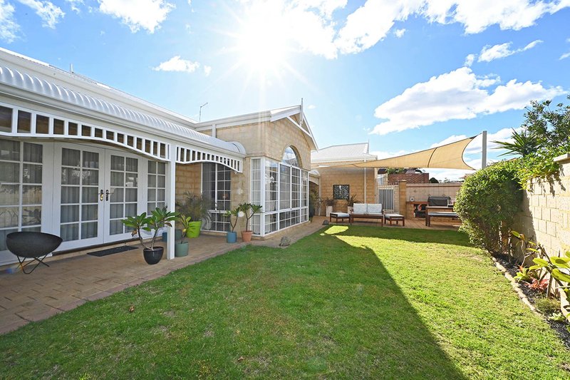 Photo - 5 Holyhead Green, Mindarie WA 6030 - Image 4