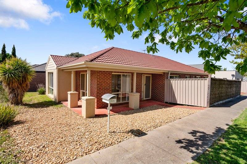 Photo - 5 Honour Lane, Caroline Springs VIC 3023 - Image 2