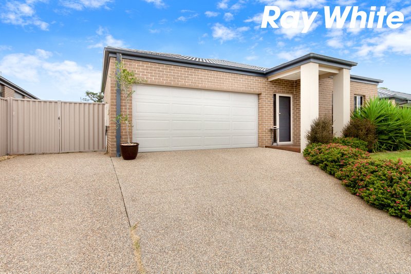 Photo - 5 Hood Place, Pakenham VIC 3810 - Image 2