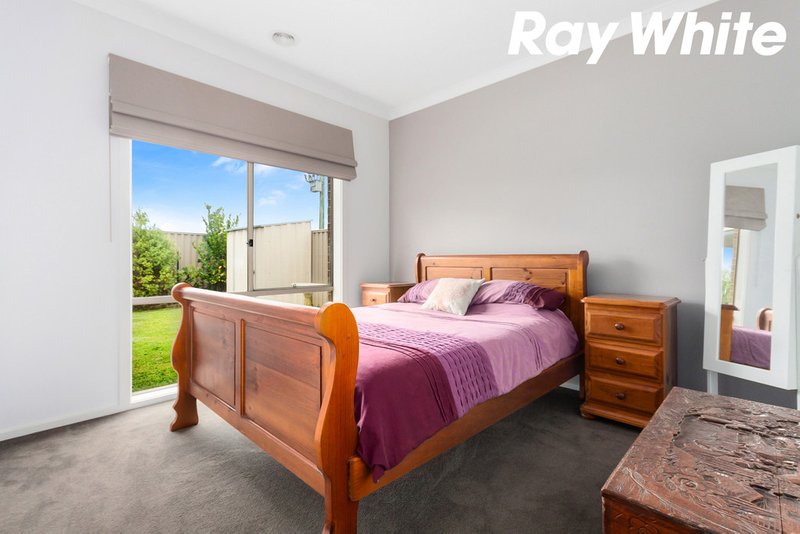 Photo - 5 Hood Place, Pakenham VIC 3810 - Image 9