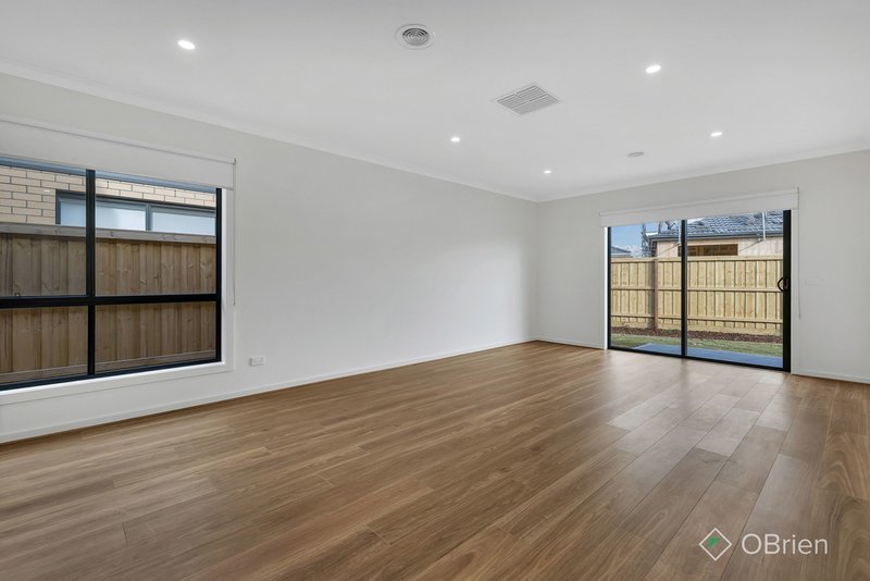 Photo - 5 Horton Drive, Werribee VIC 3030 - Image 3