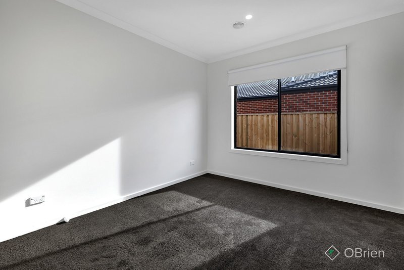 Photo - 5 Horton Drive, Werribee VIC 3030 - Image 4