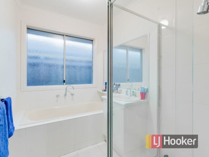 Photo - 5 Howe Way, Cranbourne East VIC 3977 - Image 6