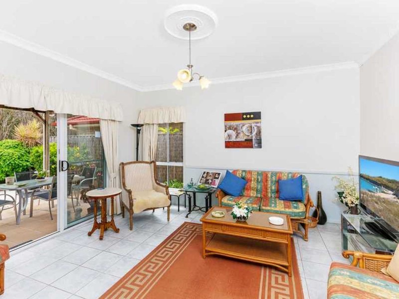 Photo - 5 Imperia Crescent, Varsity Lakes QLD 4227 - Image 2