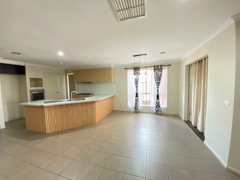 Photo - 5 Inverell Parkway, Tarneit VIC 3029 - Image 7