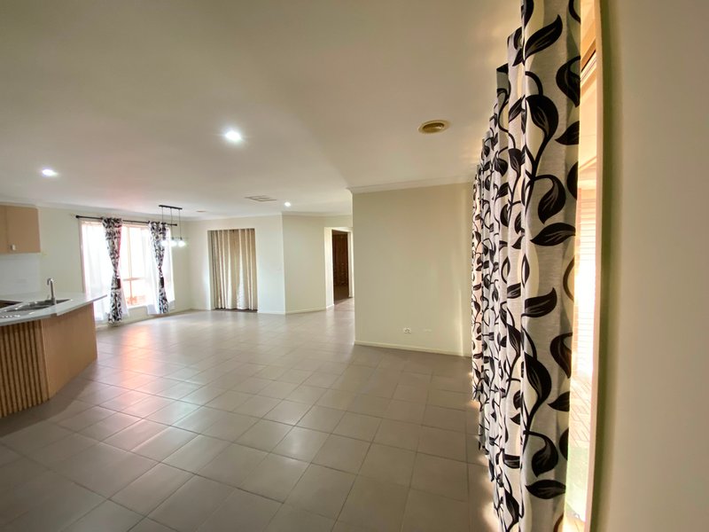 Photo - 5 Inverell Parkway, Tarneit VIC 3029 - Image 9