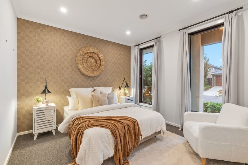 Photo - 5 Irvine Rise, Werribee VIC 3030 - Image 2