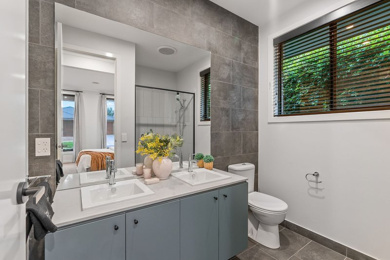 Photo - 5 Irvine Rise, Werribee VIC 3030 - Image 3