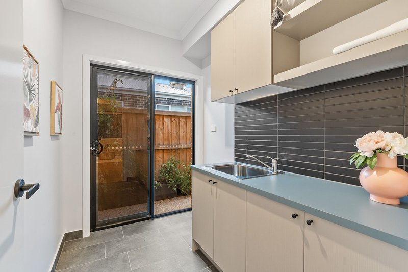Photo - 5 Irvine Rise, Werribee VIC 3030 - Image 5