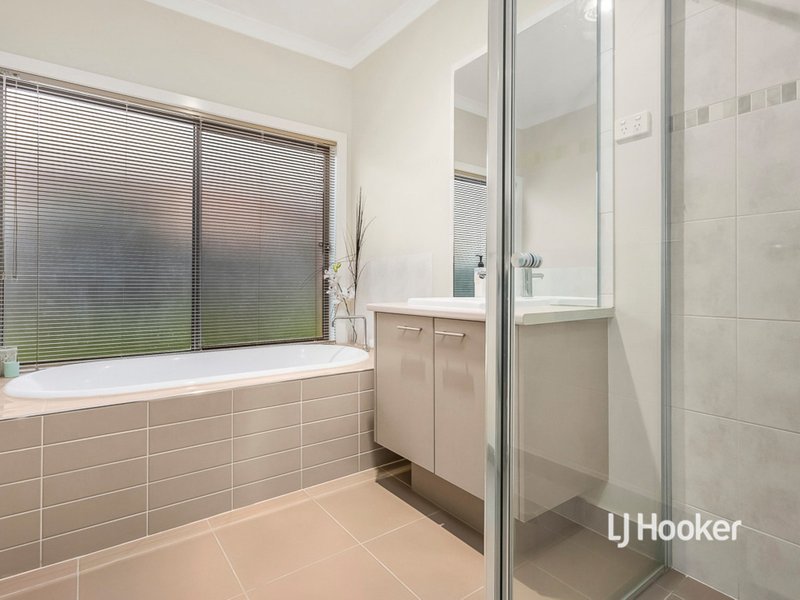 Photo - 5 Japonica Way, Point Cook VIC 3030 - Image 8