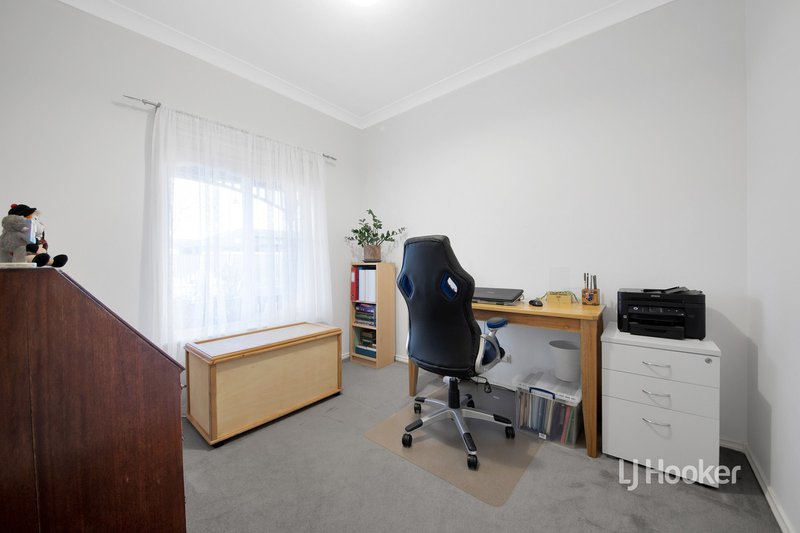 Photo - 5 Jasper Street, Point Cook VIC 3030 - Image 4