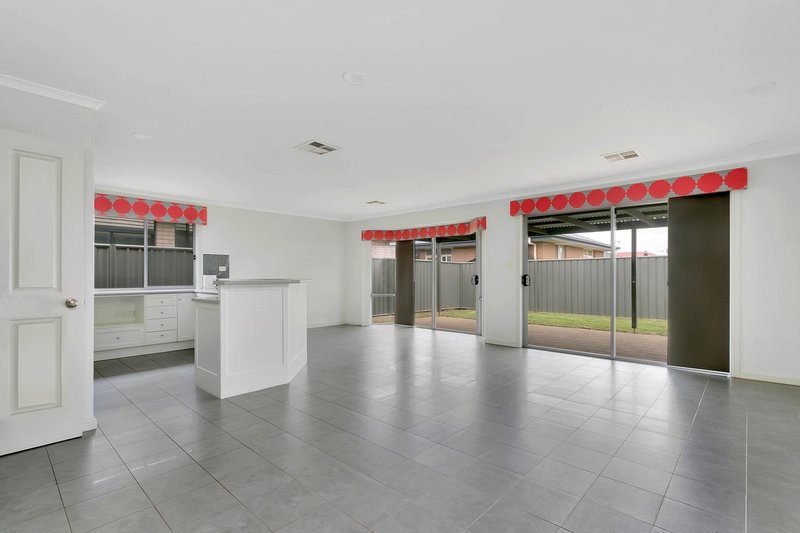 Photo - 5 Jindabyne Street, Andrews Farm SA 5114 - Image 4