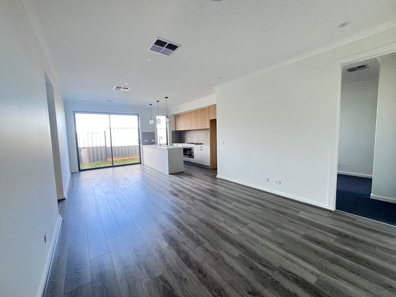 Photo - 5 Kalamundra Drive, Werribee VIC 3030 - Image 4
