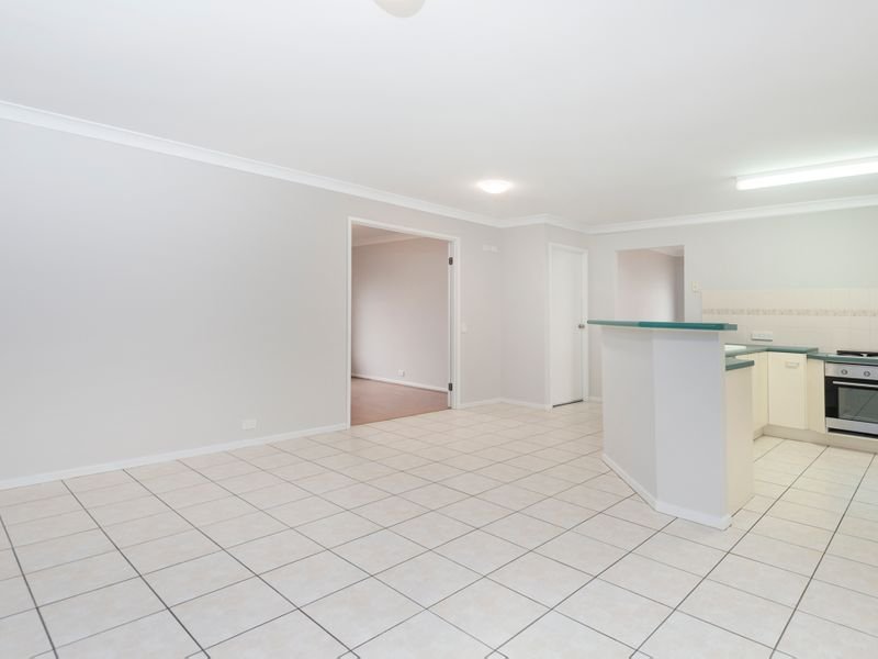 Photo - 5 Kalbarri Rise, Regents Park QLD 4118 - Image 4