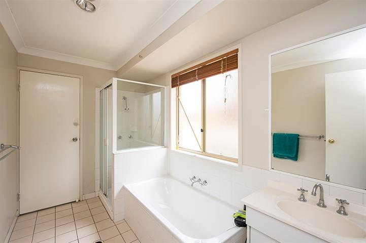 Photo - 5 Kerry Court, New Auckland QLD 4680 - Image 6