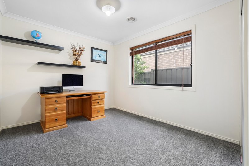 Photo - 5 Kinglake Drive, Manor Lakes VIC 3024 - Image 3