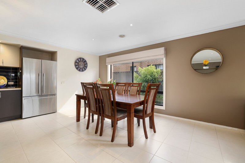 Photo - 5 Kinglake Drive, Manor Lakes VIC 3024 - Image 13