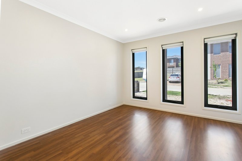 Photo - 5 Kingly Place, Narre Warren VIC 3805 - Image 5