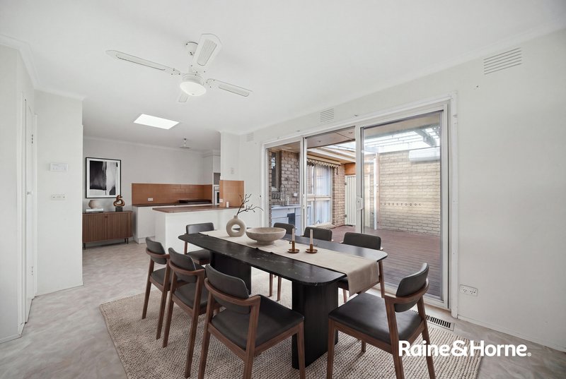 Photo - 5 Kirra Court, Springvale South VIC 3172 - Image 5