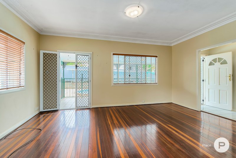 Photo - 5 Koolewong Street, Stafford Heights QLD 4053 - Image 9