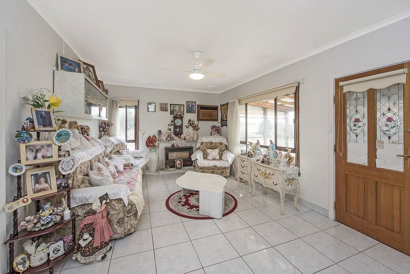 Photo - 5 Laha Crescent, Preston VIC 3072 - Image 5