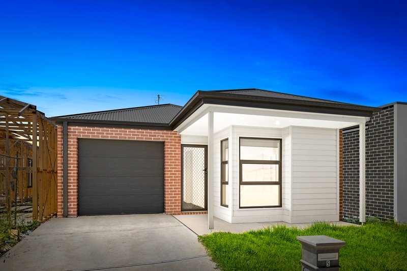 Photo - 5 Lahore Close, Mount Cottrell VIC 3024 - Image 1