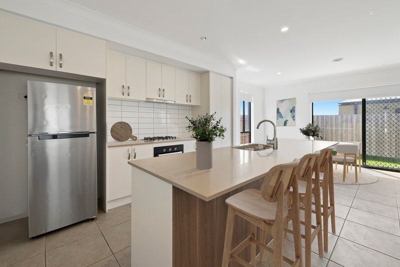 Photo - 5 Lahore Close, Mount Cottrell VIC 3024 - Image 2