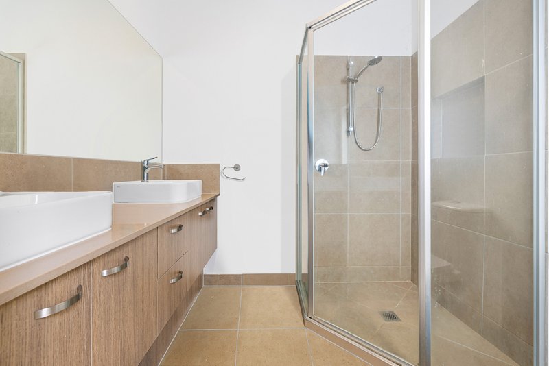 Photo - 5 Lahore Close, Mount Cottrell VIC 3024 - Image 5