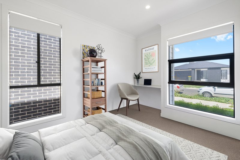 Photo - 5 Lahore Close, Mount Cottrell VIC 3024 - Image 7