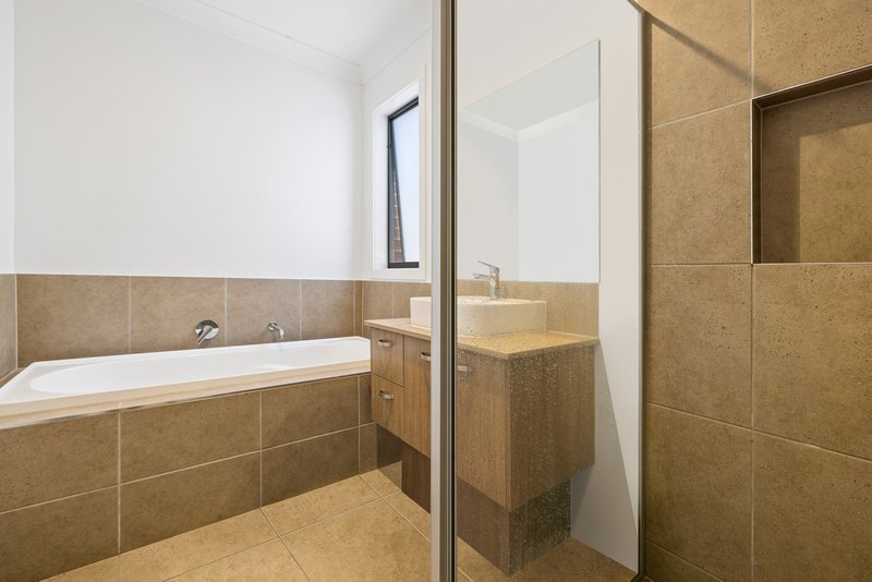 Photo - 5 Lahore Close, Mount Cottrell VIC 3024 - Image 8