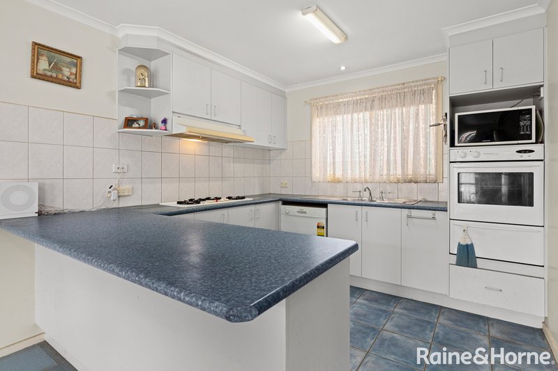 Photo - 5 Lakeside Drive, Roxburgh Park VIC 3064 - Image 7