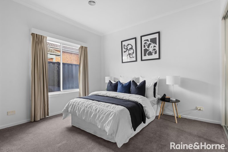 Photo - 5 Lakewood Boulevard, Melton VIC 3337 - Image 9