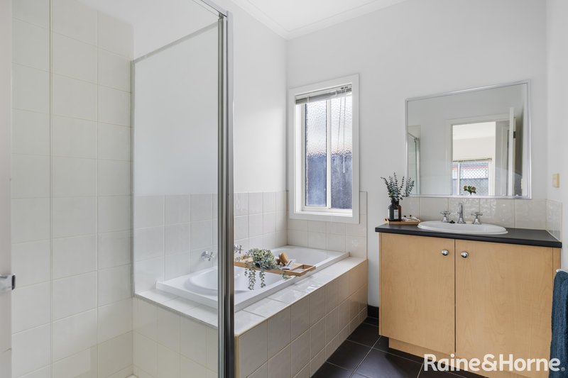 Photo - 5 Lakewood Boulevard, Melton VIC 3337 - Image 11