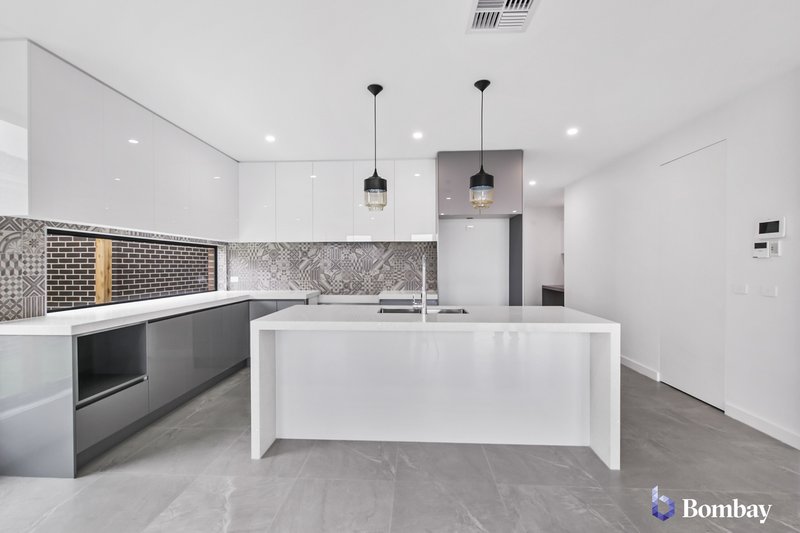 Photo - 5 Latchford Drive, Mickleham VIC 3064 - Image 2