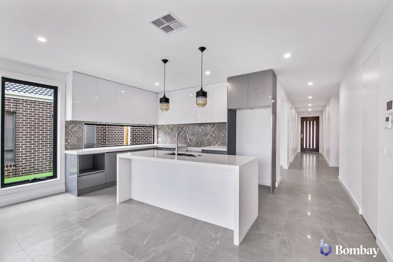 Photo - 5 Latchford Drive, Mickleham VIC 3064 - Image 4