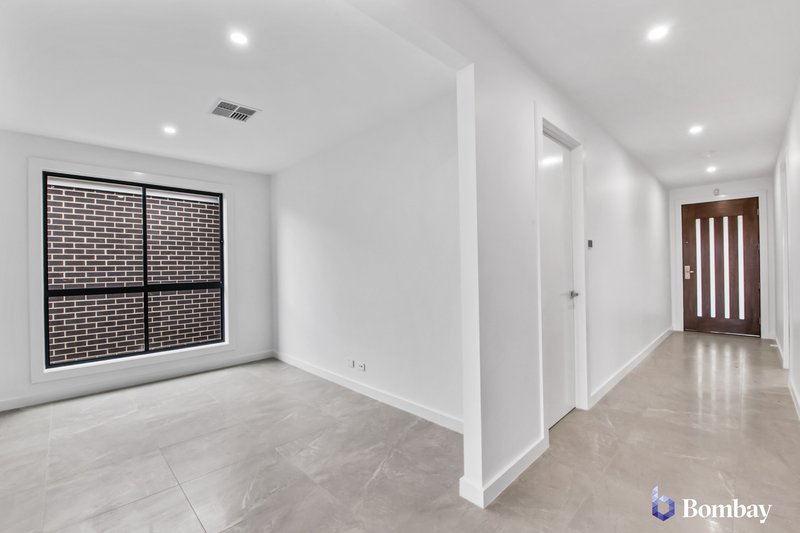 Photo - 5 Latchford Drive, Mickleham VIC 3064 - Image 5