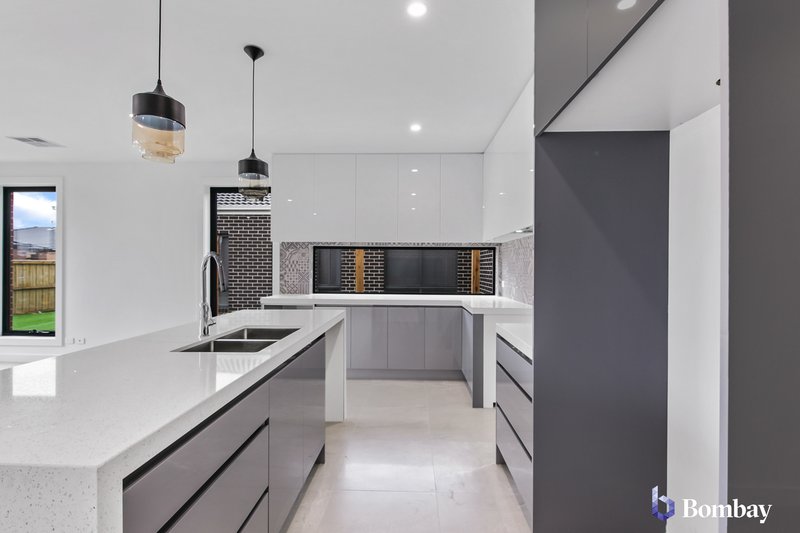 Photo - 5 Latchford Drive, Mickleham VIC 3064 - Image 6