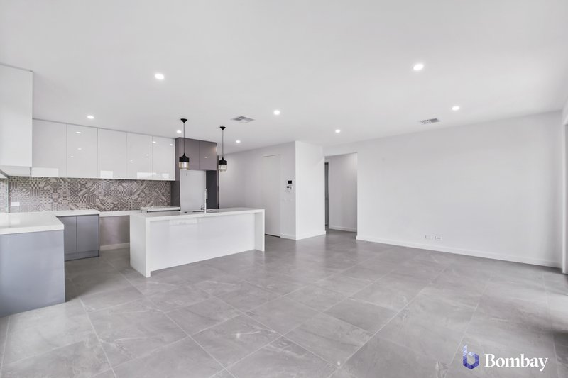Photo - 5 Latchford Drive, Mickleham VIC 3064 - Image 8