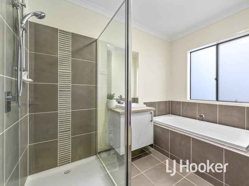 Photo - 5 Leveret Way, Narre Warren South VIC 3805 - Image 8